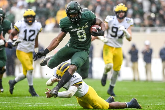 Syndication: The Providence Journal Michigan State's Kenneth Walker III avoids a tackle by Michigan's R.J. Moten during his touchdown run during the fourth quarter on Saturday, Oct. 30, 2021, at Spartan Stadium in East Lansing. Syndication Lansing State Journal